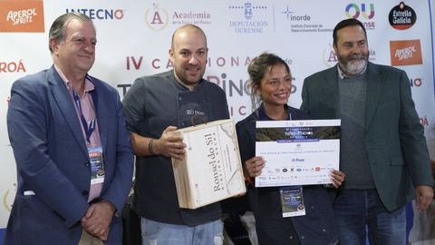 Jorge Vázquez, del restaurante O Pozo de Cambre, de A Coruña, recogiendo el Premio Ronsel do Sil a la mejor tapa maridaje con vino rosado D.O. Ribeira Sacra.