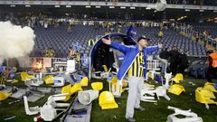 El estadio del Fenerbahce se transforma en un campo de batalla