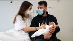 Silvia y Jorge, con el peque�o Tristan, primer beb� del 2021 nacido en el Hospital Provincial de Pontevedra