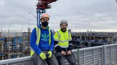 Miguel y Chus, naturales de Cee y residentes en Londres, donde trabajan en la construcci�n 
