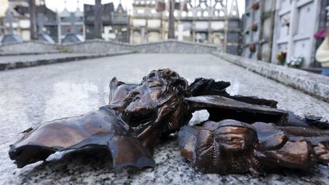 También se dañaron imágenes situadas en sepulturas del camposanto