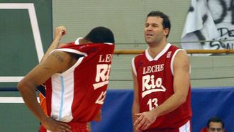Alfonso Reyes, junto a Charlie Bell, en el Real Madrid-Breog�n de la temporada 2004/2005