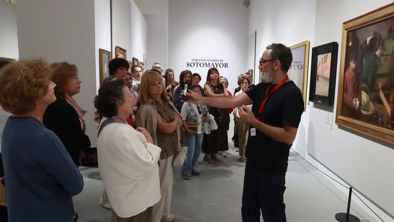Suscriptores de La Voz, ayer durante la visita guiada a la exposicin deSotomayor en la Fundacin Barri de A Corua