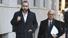 El empresario V�ctor de Aldama (izquierda) junto al abogado Jos� Antonio Chocl�n a su llegada a la Audiencia Nacional el pasado 27 de noviembre.