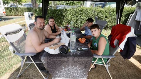 Fernando y su familia llegaron el pasado domingo al campamento de As N�vedas (Carballo).