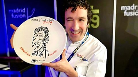 Eneko Atxa muestra su caricatura.