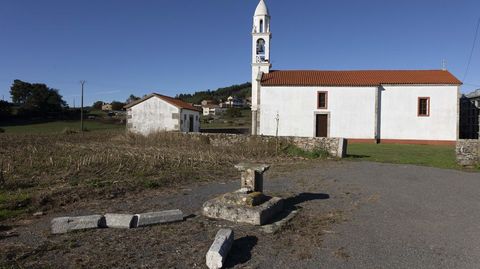Los restos del cruceiro y la iglesia de Verdes, ayer.