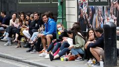 J�venes bebiendo en una calle de Londres, tras reabrir los locales comerciales