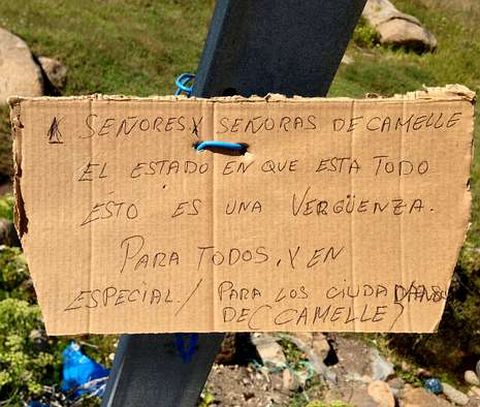 El cartel califica de vergenza el estado de conservacin.