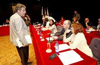 El alcalde, Fern�ndez Lores, charla con Louro antes del pleno celebrado ayer en el Principal.