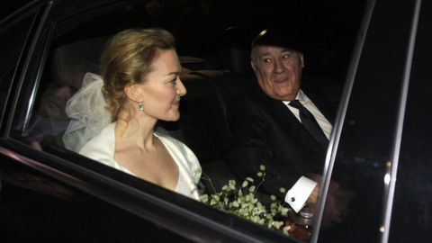 Marta Ortega llega a la ceremonia acompaada de su padre. La boda tuvo lugar en el Pazo de Drozo (Cambre), en 2012.