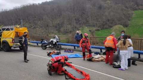Los equipos de emergencia atendiendo al motorista herido