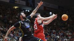 Uleckas intenta recuperar el bal�n durante un lance del partido ante el Girona.