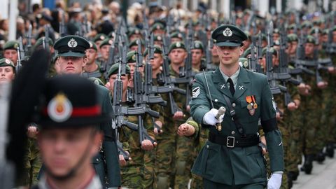 Marcha militar que se dirige al Palacio Real