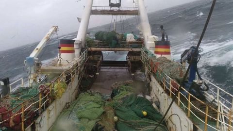 El Villa de Pitanxo navegando con mal tiempo y una fuerte escora.