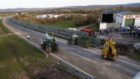 Los tractores ocupan la autov�a desde hace 25 d�as