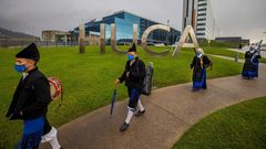  La banda de gaitas Ciudad de Oviedo toc hoy en formacin frente a las puertas del Hospital Universitario Central de Asturias (HUCA),