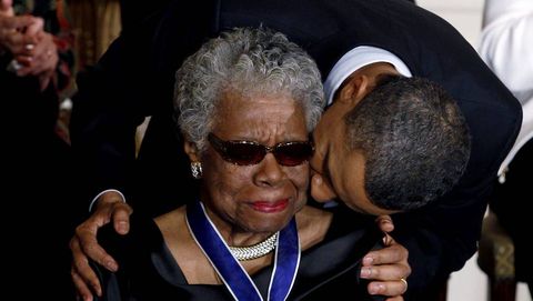 Maya Angelou recibe la medalla presidencial por la Libertad que Obama le entreg� en el 2011