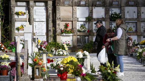 El cementerio de Santa Mara la Nueva en Noia se llen de flores en honor a los fallecidos