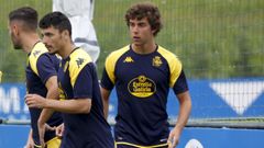 Ximo Navarro (en el centro) y Dani Barcia, durante un entrenamiento del Deportivo