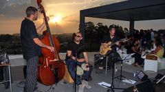 Actuaci�n del tr�o Monkillos en la terraza de Mart�n C�dax, en una imagen de archivo.