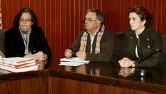 Isidro Caama�o, entre dos compa�eras del PP, en el pleno de ayer