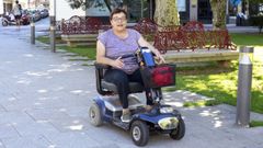 Marisa Ra�� se mueve por Vilagarc�a en un peque�o cuatriciclo porque le cuesta caminar siquiera unos pocos metros