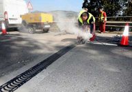 Los obreros est�n reparando la junta de dilataci�n.