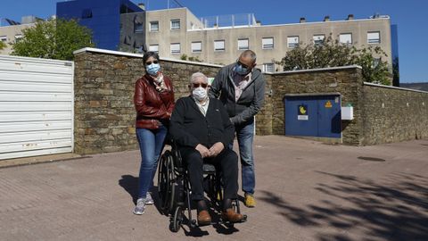 Enrique Tato, residente en la DomusVi de Santiago, se reencontr con su hijo y su nuera tras ms de un ao sin verse. Somos usados, pero no viejos, dice el hombre, que se queja de las restricciones de visitas