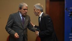 El ministro del Interior, Fernando Grande-Marlaska, a la derecha, durante su estancia en Santiago con motivo de la cumbre de Ameripol