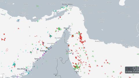 Captura tomada del sitio marinetraffic.com del tr�fico maritimo por el estrecho de Ormuz.