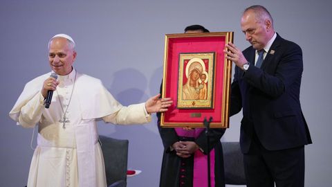 El papa Le�n XIV muestra el cuadro con Mar�a y su hijo que ha regalado a los presos en su visita.