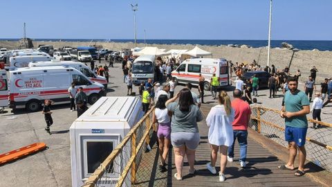 Ambulancias este lunes en el puerto Girne, en la Rep�blica Turca del Norte de Chipre, tras el naufragio de un barco.