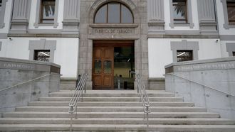 Entrada de la Audiencia Provincial de A Corua.