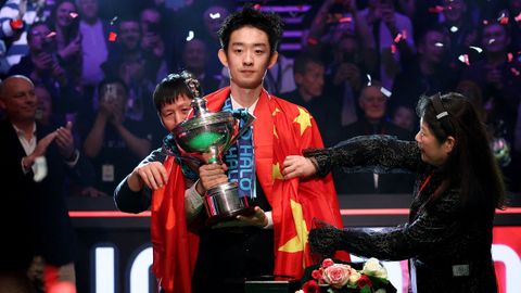 Wu Yize, tras proclamarse campe�n del mundo de snooker.