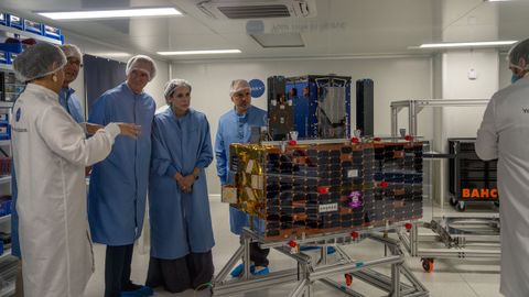 Visita a Ossie en las instalaciones de UARX Space, en Nigr&aacute;n