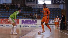 Renato, del Burela, encara a un jugador del Palma Futsal