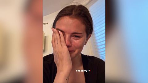 La cantante y actriz Selena Gmez no puede evitar las lgrimasal hablar de las polticas antiinmigracin del nuevo ejecutivo estadounidense liderado por Donald Trump.