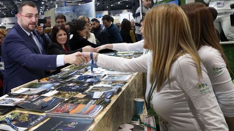 Adrin Barbn y Adriana Lastra saludan al personal que trabaja en el pabelln de asturias en Fitur