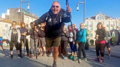 Simone, que se presenta como un italiano de M�dena, �la ciudad del vinagre�, guiando a peregrinos en Pontevedra.