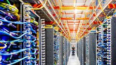 Un t�cnico trabajando en un centro en Indiana (EE.UU.) de Amazon Web Services