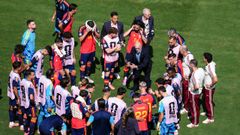 Luis de la Fuente dando indicaciones a sus jugadores durante una pausa de hidrataci�n de la final contra Argentina