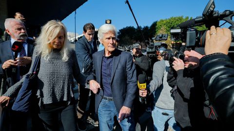 Suzanne y Keith, padres de Matthew Perry, a su salida del Juzgado donde se celebra el juicio por la muerte del actor