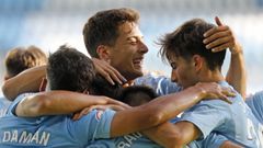 Manu Fern�ndez celebrando con sus compa�eros del Celta Fortuna en un duelo ante el Arenteiro.