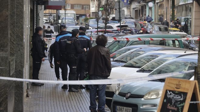 Despliegue policial en el Agra do Orz�n por un hombre atrincherado que realiz� disparos contra el edificio de enfrente