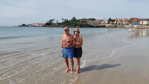 Jos� y Aurora, visitantes de O Carballi�o, en la orilla del mar en Silgar, Sanxenxo