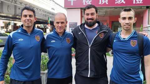 <span lang= gl >De esquerda a dereita, Mario Peso, José Ángel «Pacho» Oliveira e Abel Lorenzo, vos tres galegos do corpo de adestradores do AC Taipei, e ou técnico de porteiros Ángel Herreros, natural de Madrid, diante dás oficinas do club na capital de Taiwan.</span>