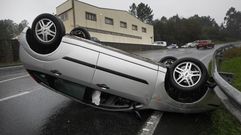 Coche volcado en Cambre 