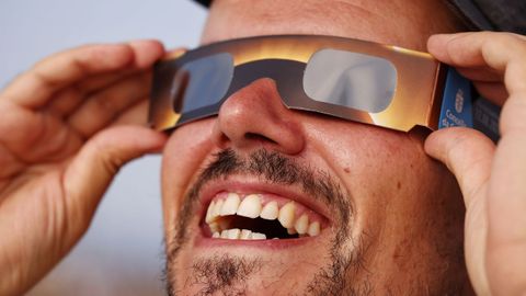 Gente viendo el eclipse desde la zona de la torre de H�rcules