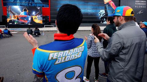 El Museo-Circuito del piloto Fernando Alonso recibi� este domingo entre banderas y con una pantalla gigante a los m�s de 300 aficionados a la F�rmula Uno que se dieron cita para seguir el Gran Premio de Abu Dabi y arropar as� al bicampe�n mundial en su adi�s, de momento, al gran circo